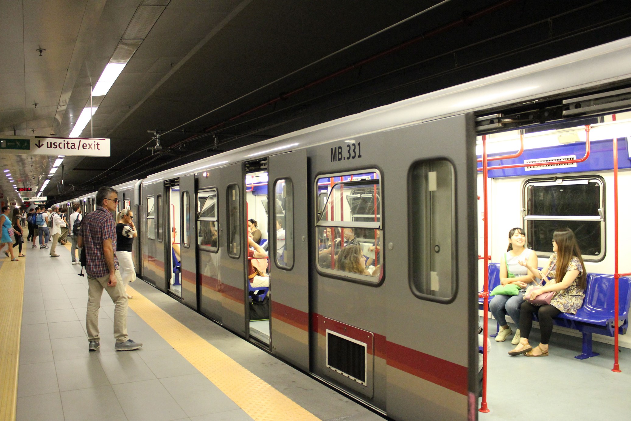 Metro rome door open