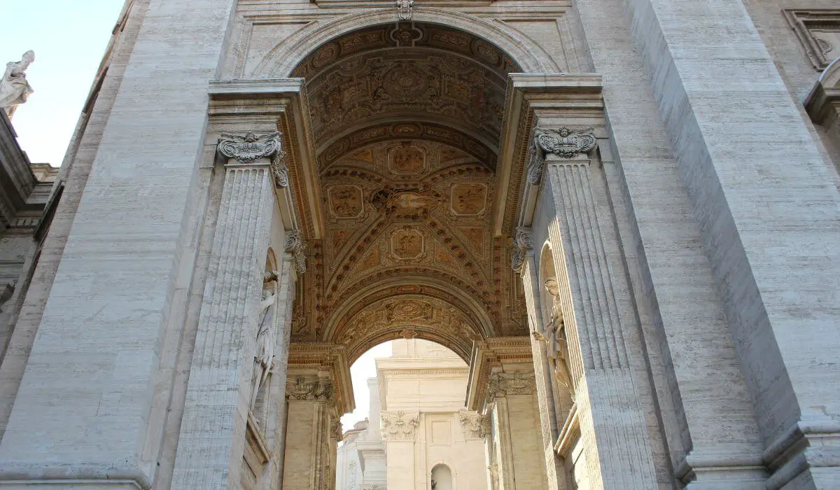 Best guided tours St Peter's Basilica entrance