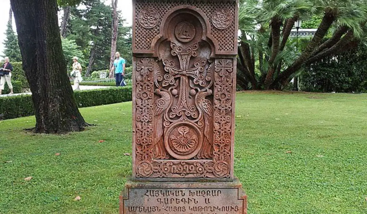 Armenian Cross in Garden @commons.wikimedia.org