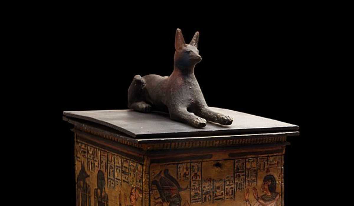 Egyptian Dog Statue @commons.wikimedia.org
